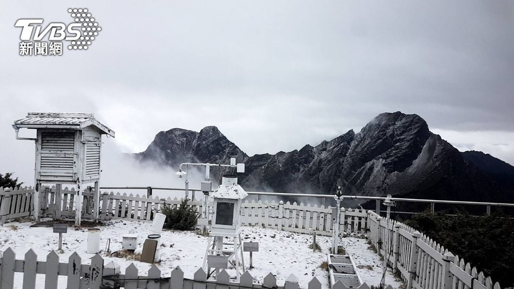 好美！玉山今午後突下4月雪50分鐘　氣象局曝再降雪機率