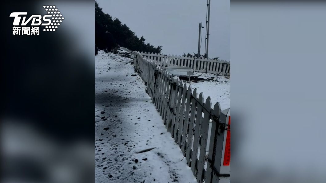玉山氣象站於今(3)日下午14時30分下雪於15時20分雪停。(圖/氣象局提供)
