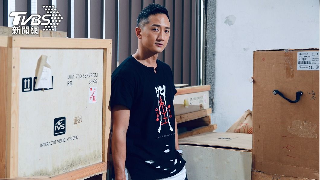 高英軒坦言片中一幕「頭撞桌子」的戲，完全是真槍實彈上陣，讓他拍完頭暈。（圖／許方正攝）