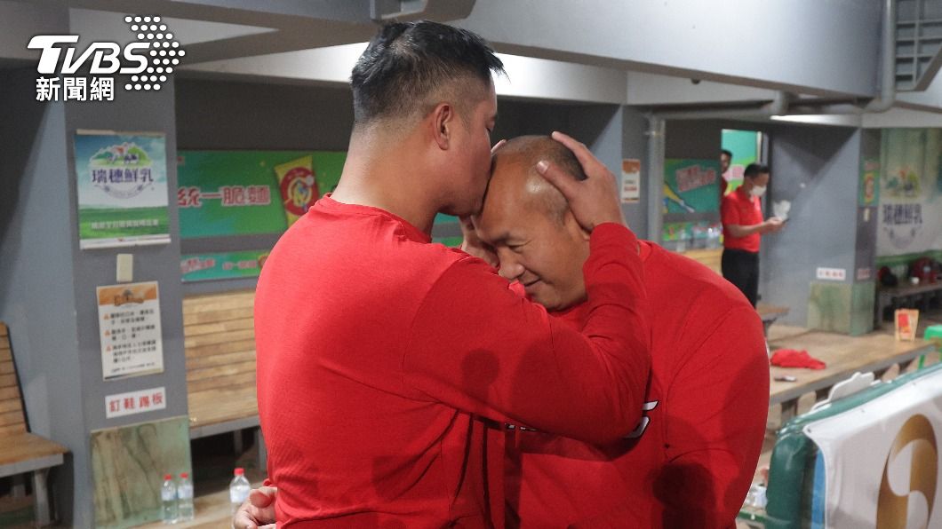 林智勝賽後親吻張泰山的頭。(圖/中央社)