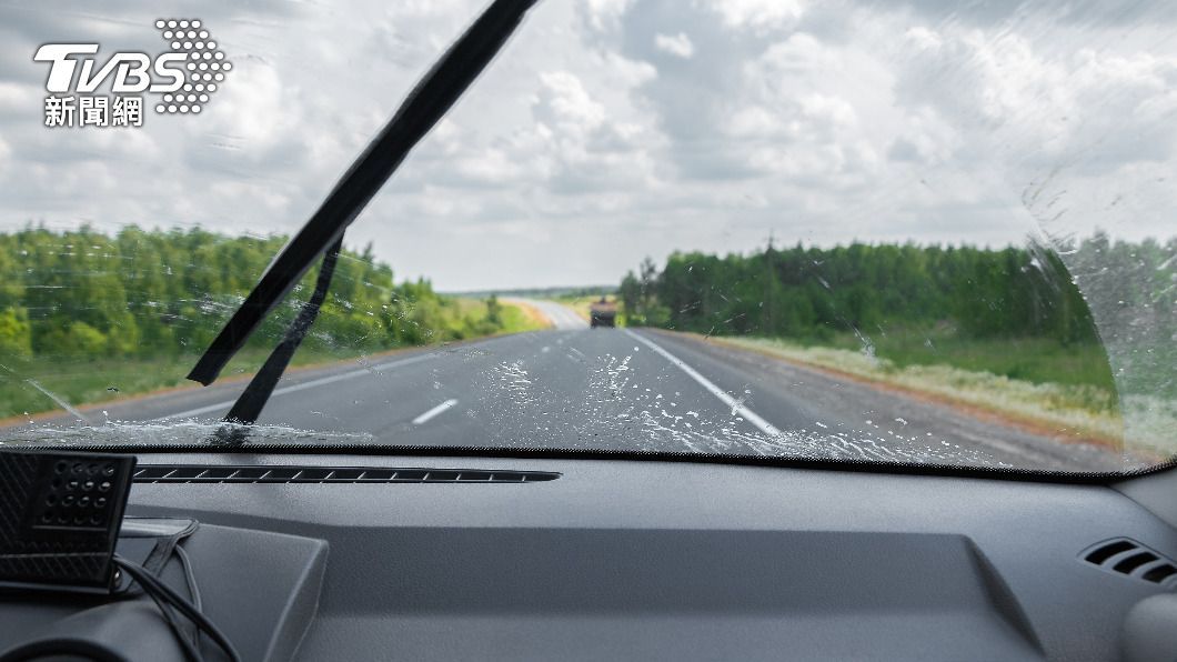 有民眾開車時,突然飛來一「不明物體」。(示意圖,非當事車輛/shutterstock達志影像)