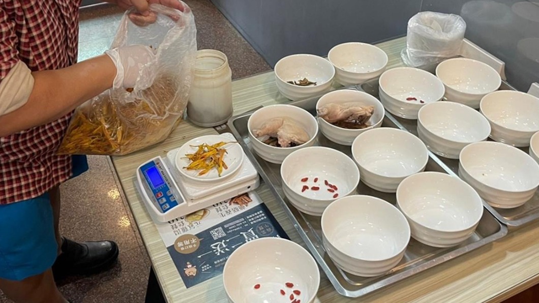 老闆娘在早上開店前就開始「抓藥」熬湯。(圖/跟著踢小米吃喝玩樂趣提供)