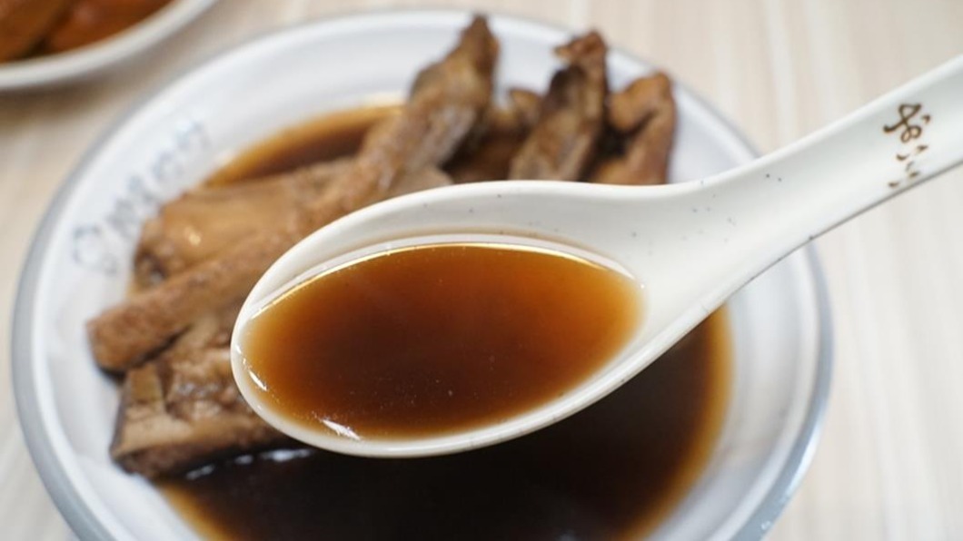 湯頭以中藥材熬煮至少8小時。(圖/跟著踢小米吃喝玩樂趣提供)