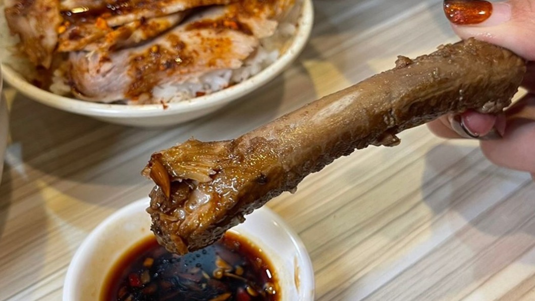 細嚼肋排肉會慢慢散發出肉質與藥材的甘甜味。(圖/跟著踢小米吃喝玩樂趣提供)