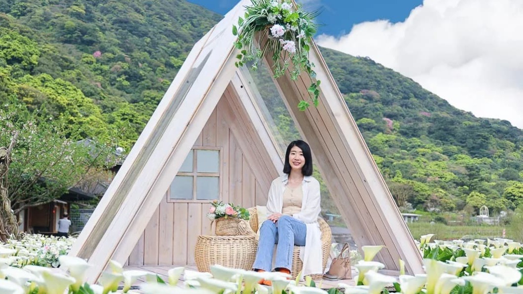 「小木屋」的造景矗立在海芋田間。(圖/跟著卡夫卡愛旅行提供)