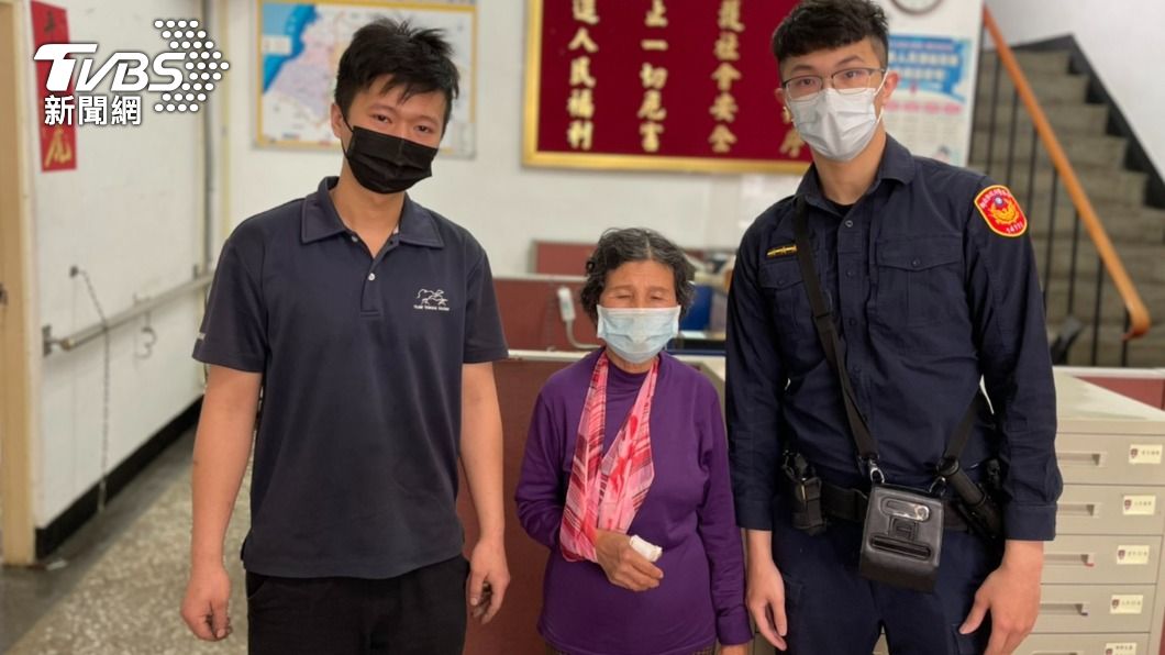 警方協助婦人開道就醫順利治療,家屬道謝。(圖/TVBS)