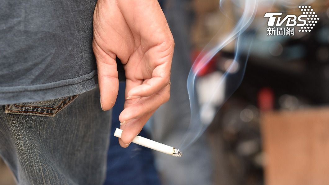 依據國健署調查結果顯示,估算有超過8.1萬名青少年使用紙菸。(示意圖/shutterstock達志影像)