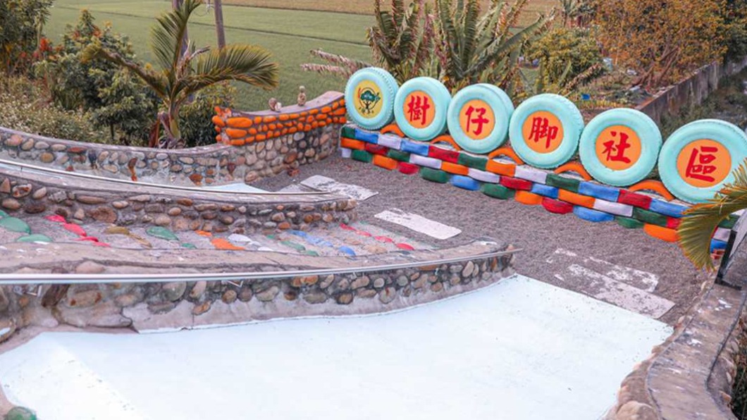 溜滑梯是樹仔腳堤結合地景的遊樂設施之一。(圖/13'S幸福食光-旅遊美食部落格提供)