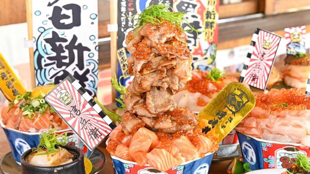 「爆鮭燒肉塔丼丼」不只鋪滿新鮮鮭魚,還將雪花牛肉堆成1座高塔。(圖/糖糖's 享食生活提供)