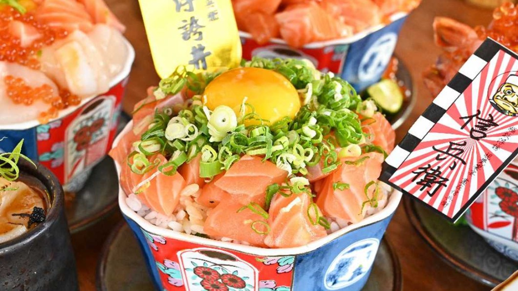 「爆鮭蔥花丼丼」採用新鮮鮭魚切成塊狀,鋪滿在丼飯上頭。(圖/糖糖's 享食生活提供)