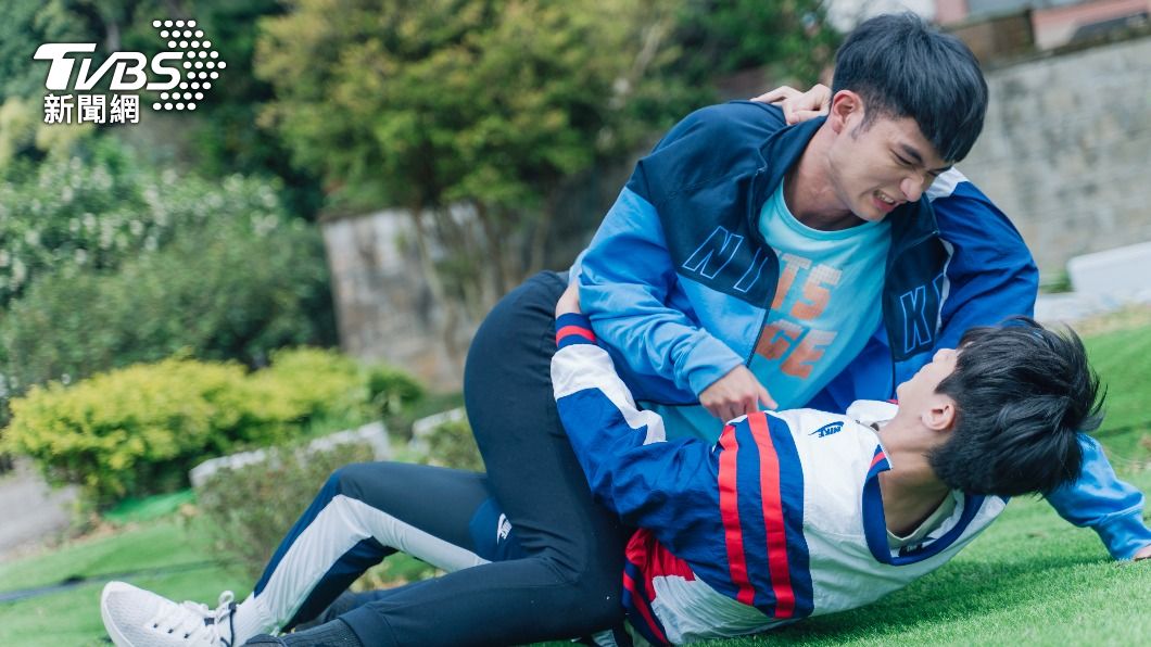 好兄弟王新凱(上)、黃柏峰都喜歡上馮容潔。(圖/TVBS)