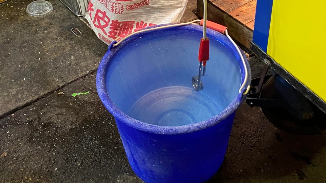 雞排店驚見「奇怪電器」直插水桶！老闆解答：收攤很方便