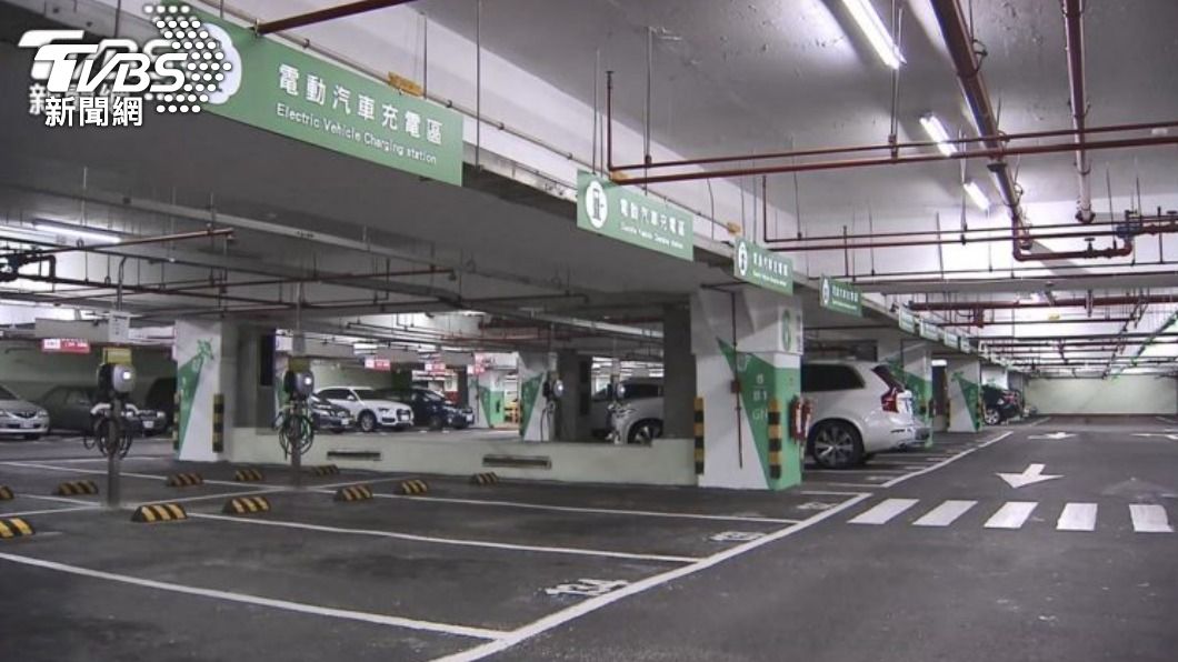 有許多停車場都設置充電樁並限定該車位為電動車專屬。(圖/TVBS)