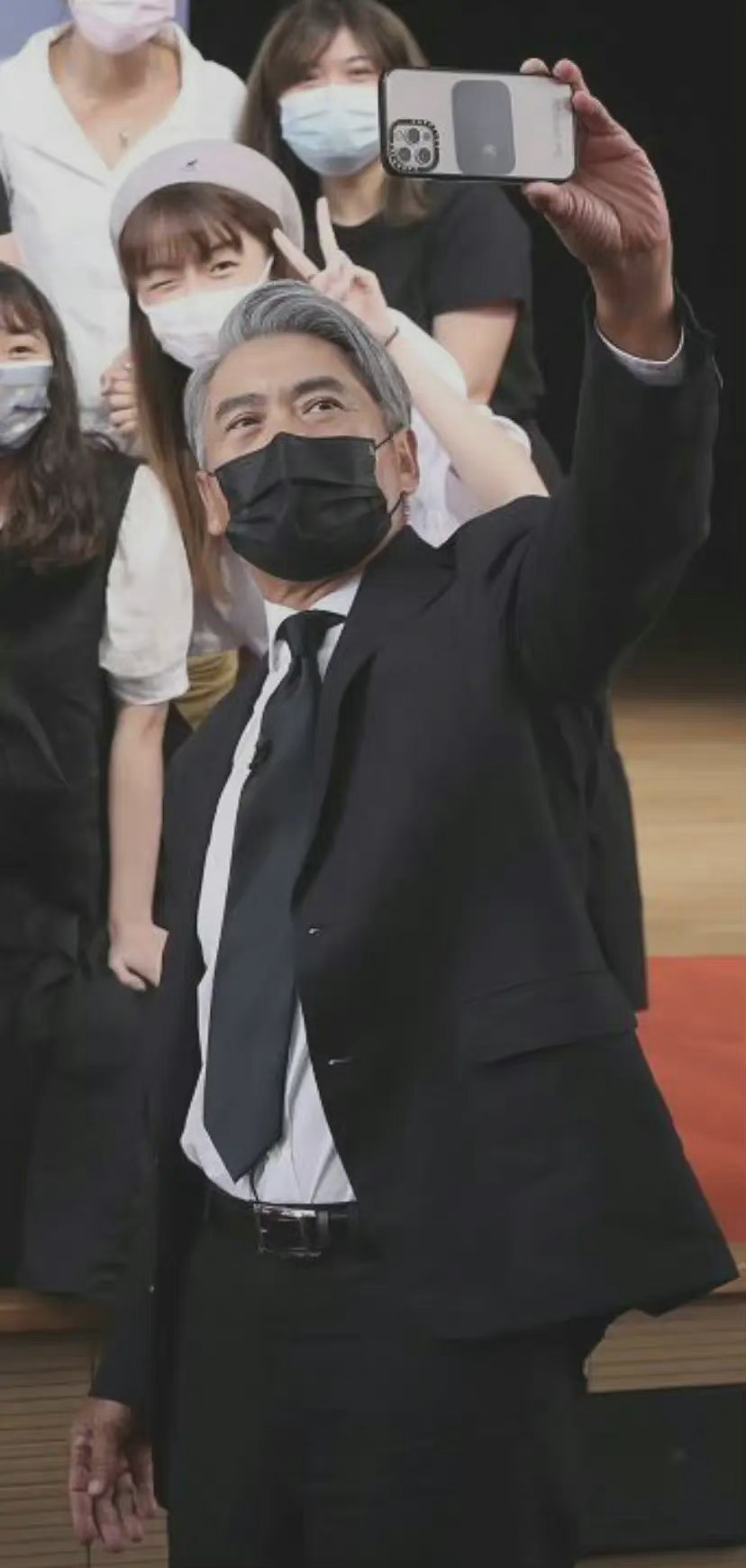 周潤發和粉絲合影。（圖／翻攝自微博）