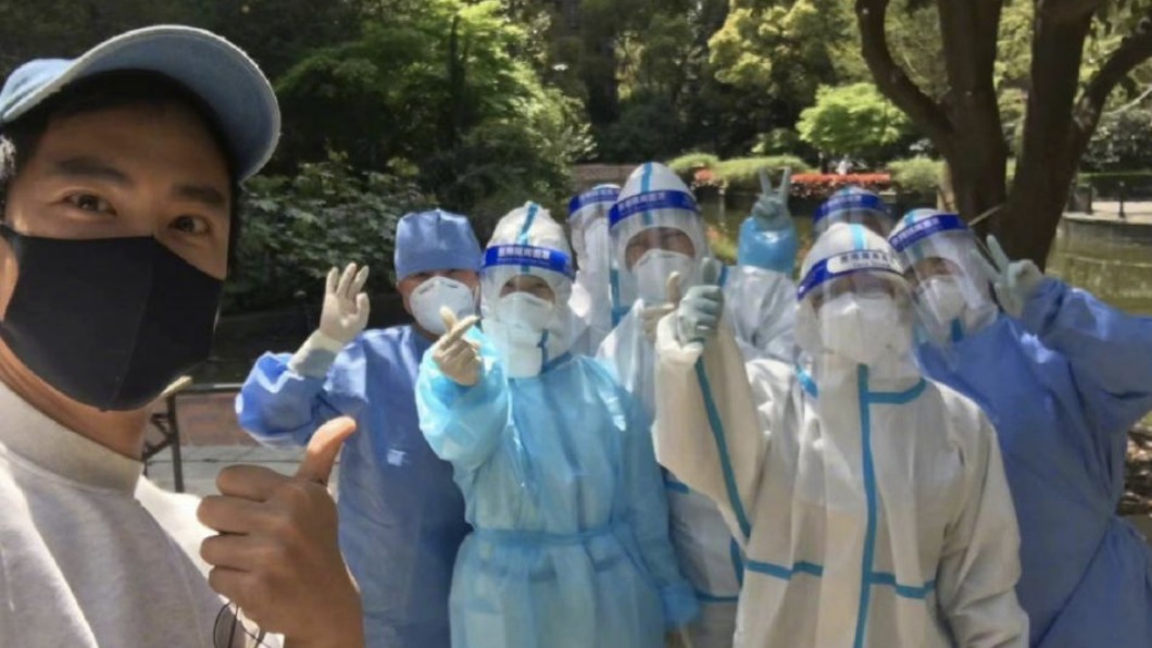 彭于晏與醫護人員合照。(圖/翻攝自微博)