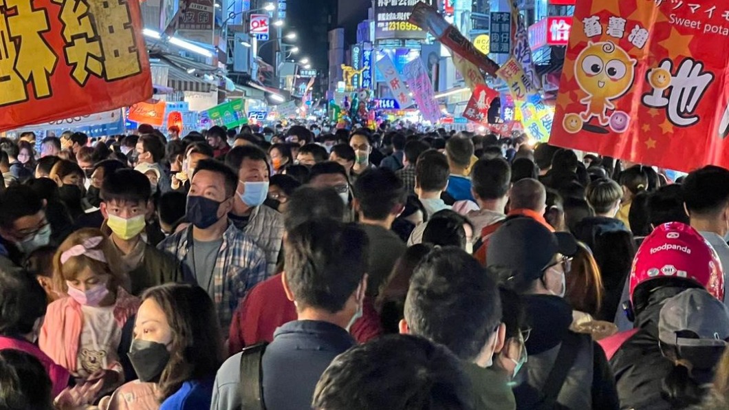 不怕了?嘉義文化路「擠沙丁魚」塞爆 俯瞰視角照更驚人