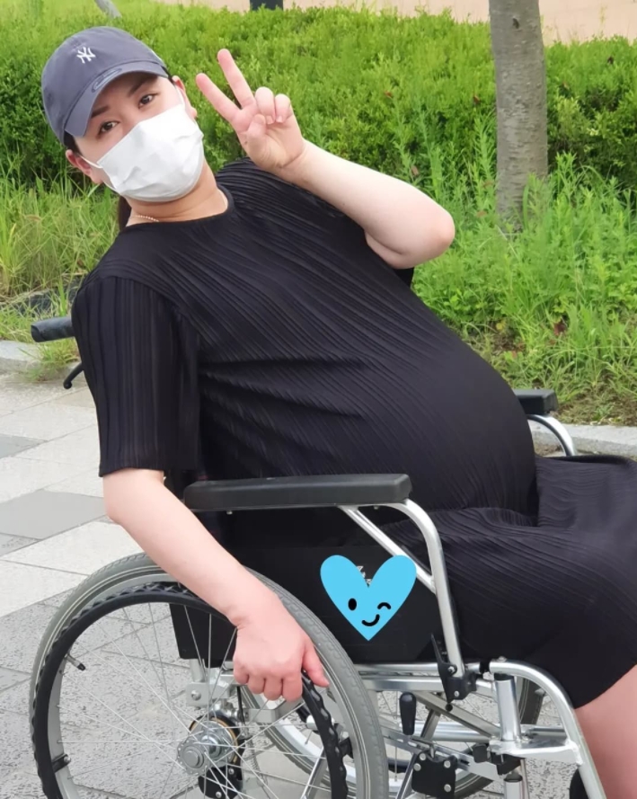 黃信英懷孕期間一度必須靠輪椅代步。(圖/翻攝自shinyoung_h IG)