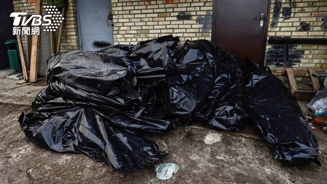 烏克蘭將這些被棄置的遺體做妥善處置。（圖／達志影像路透社）