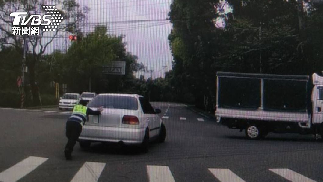 員警徒手推車。(圖/TVBS)