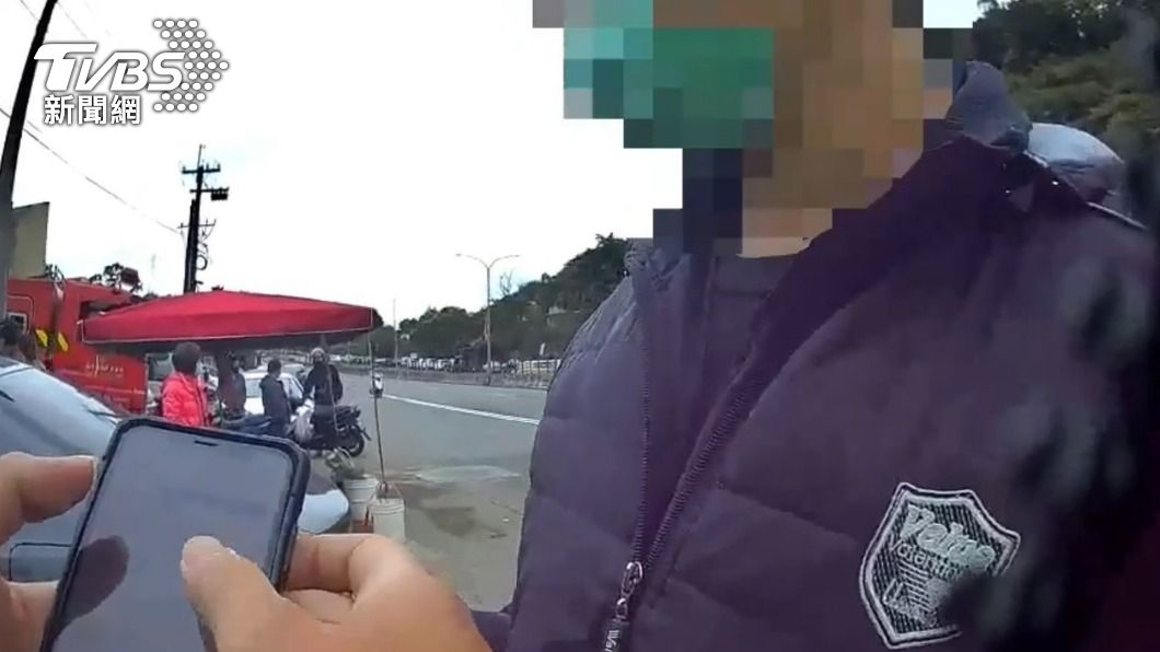 蘇男因為不滿車輛被阻擋罵髒話。（圖／TVBS）