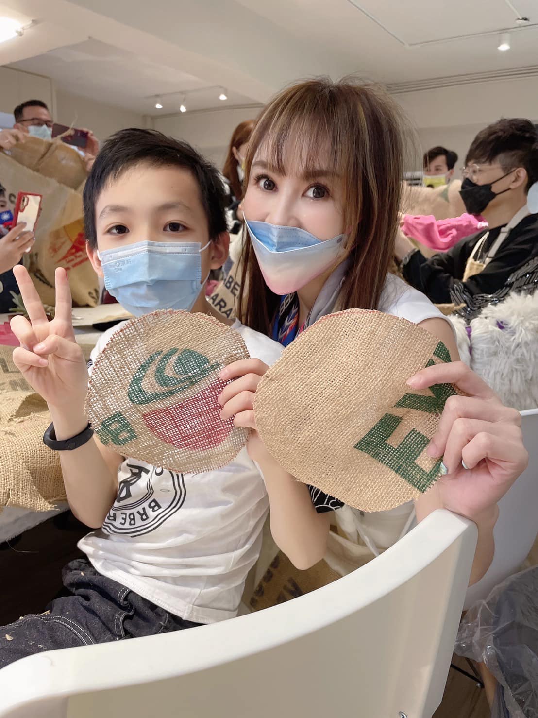 王宥忻和小孩體驗共同創造的時光。(圖/固力狗娛樂提供)