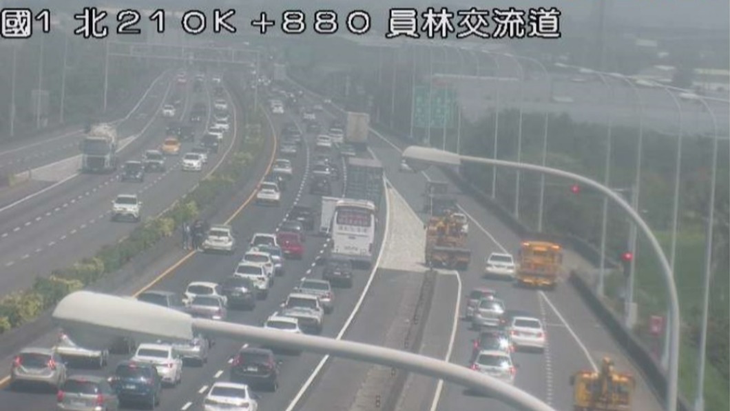 10時53分國1北向210公里發生2小客車追撞事故占內側車道。(圖/高公局提供)