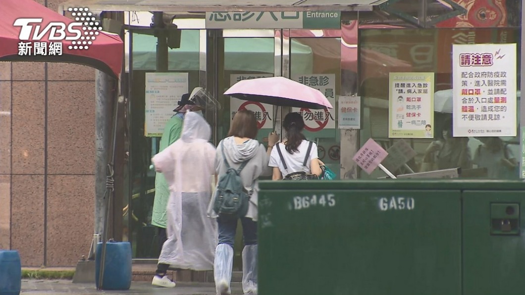 因防疫規定,只能一名員警在急診室戒護人犯。(圖/TVBS資料畫面)