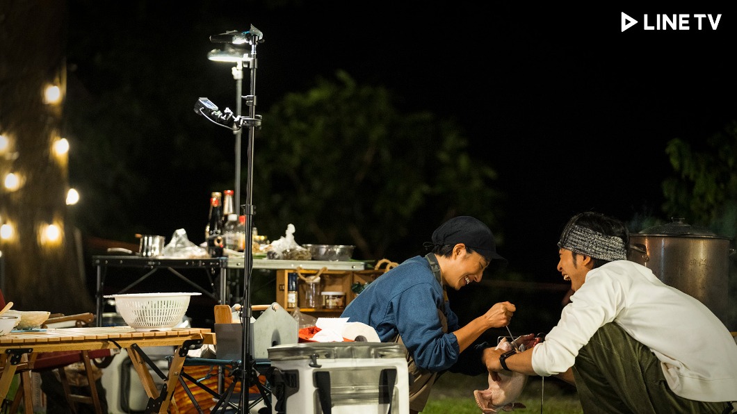陳柏霖（右）與桂綸鎂合作電影《藍色大門》結識，雙方交情深厚。（圖／LINE TV提供）