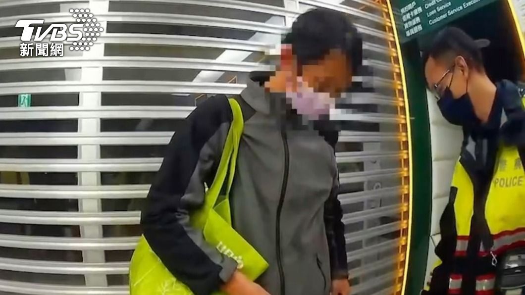 通緝犯睡在ATM旁邊被員警查獲。(圖/TVBS)