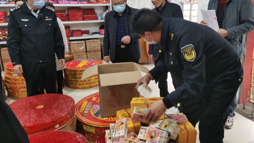 中國大陸警方查獲違法販售的「人民幣冥紙」。(圖/翻攝自微博)