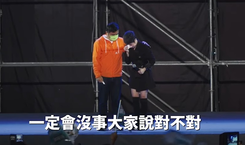 主持人在台上要民眾替詹雅雯加油一定沒事。(圖/翻攝莊瑞雄臉書)