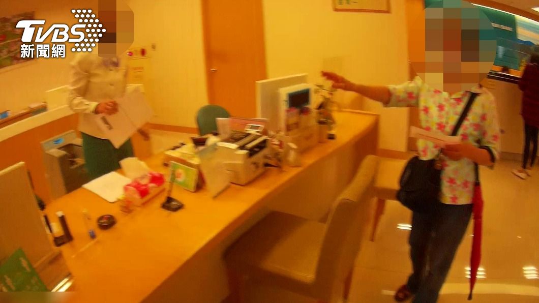 婦人在員警的陪同下回到銀行存錢。(圖/TVBS)