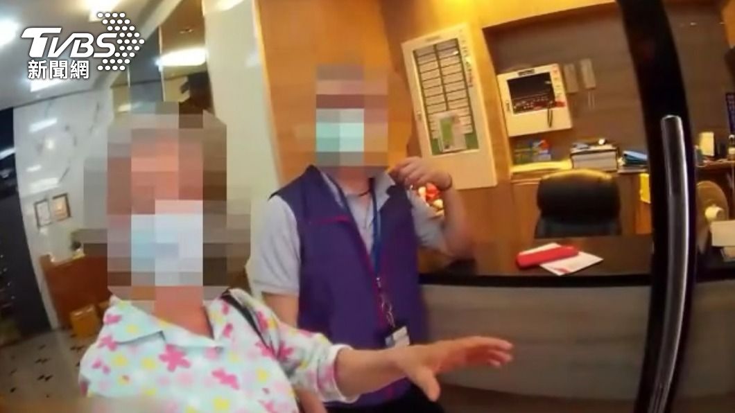 員警安撫婦人情緒並協助聯繫其兒子。(圖/TVBS)