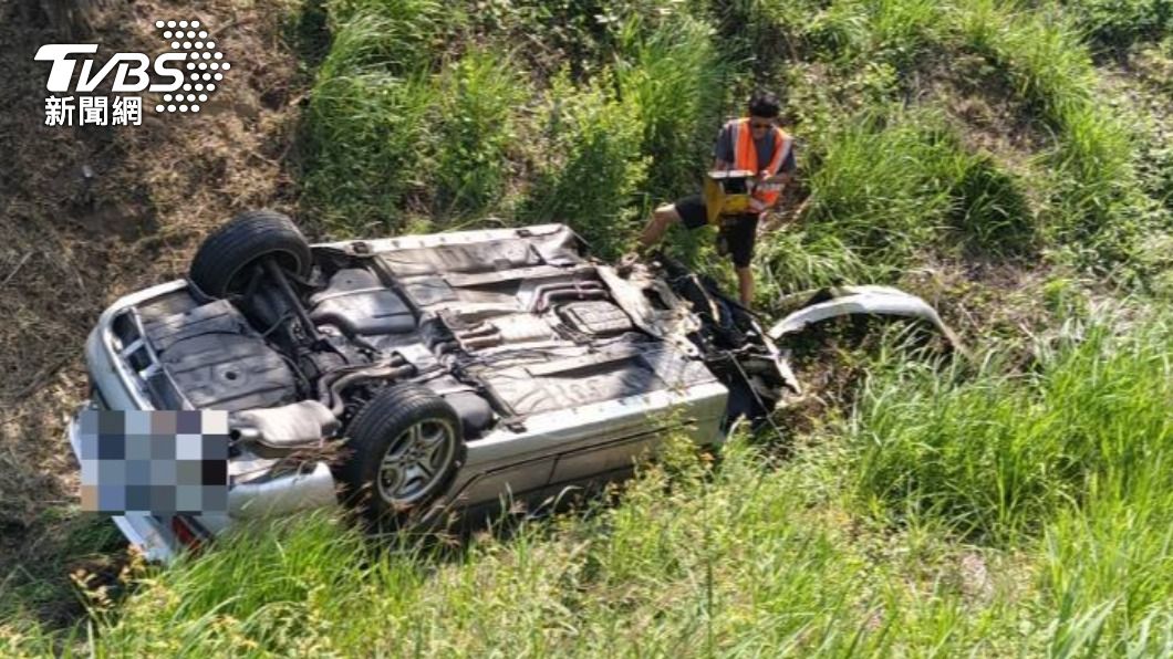 國道1號!台南段轎車自撞衝出護欄 滾下邊坡四輪朝天