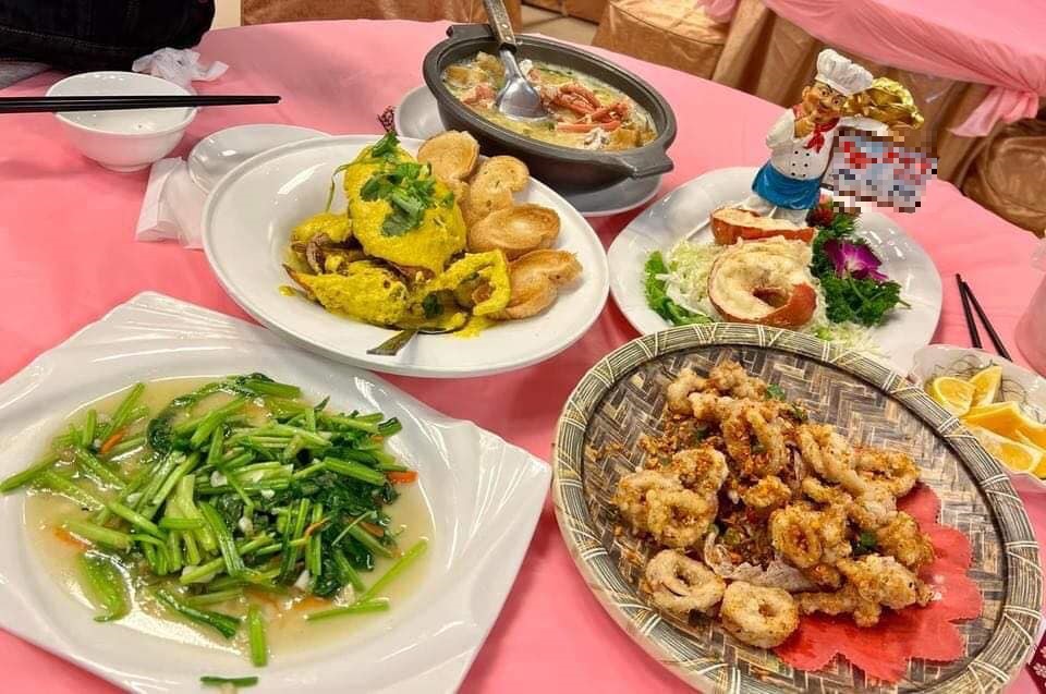 網友貼出菜色哀號被當盤子。(圖/翻攝自爆料公社)