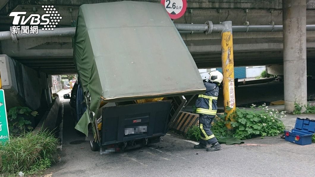 未注意限高!小貨車開進橋下GG了 後車斗撞桿掀開
