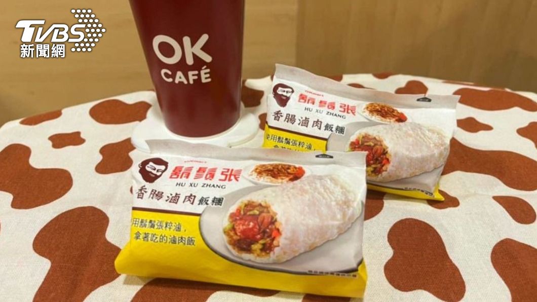 OK超商和魯肉飯連鎖業者「鬍鬚張」合作,推出新品「鬍鬚張香腸魯肉飯糰」。(圖/業者提供)