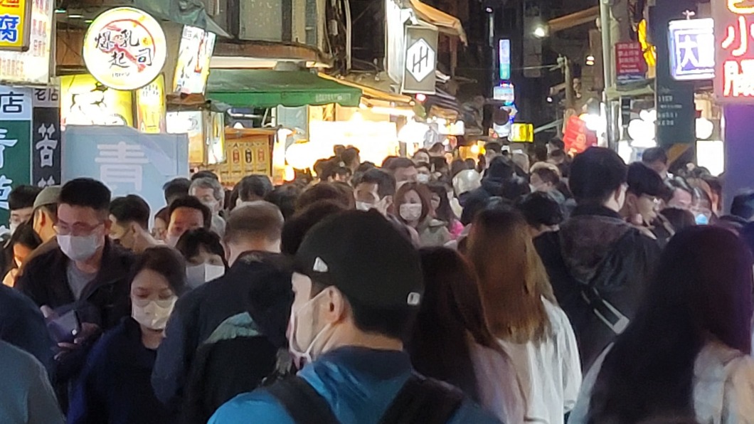 本土連5日破百「士林夜市仍擠爆」 網:練就不怕死技能