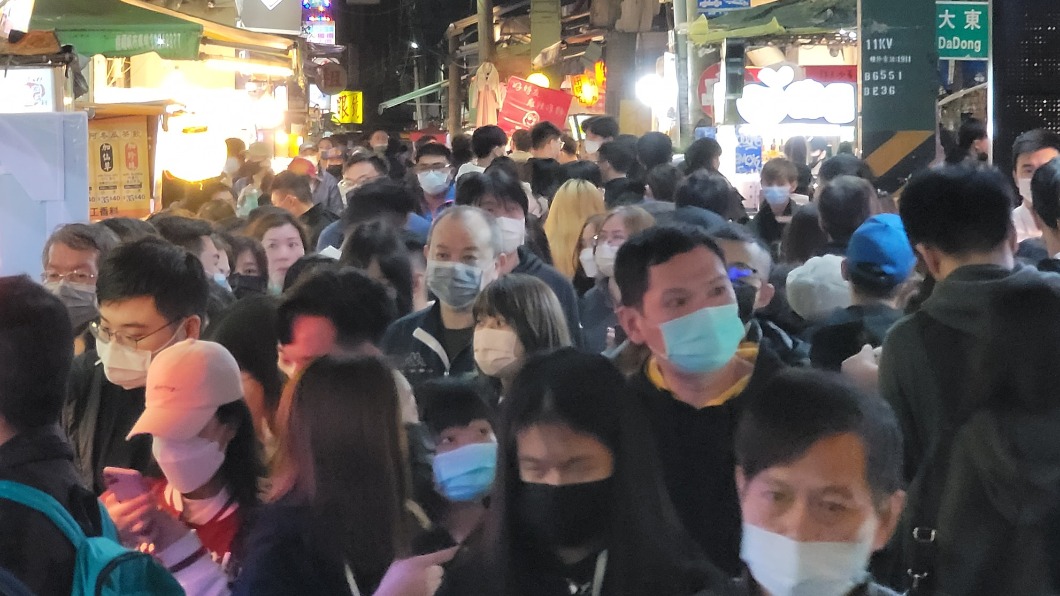 清明連假期間士林夜市人潮擁擠。（圖／翻攝自我是北投人臉書）