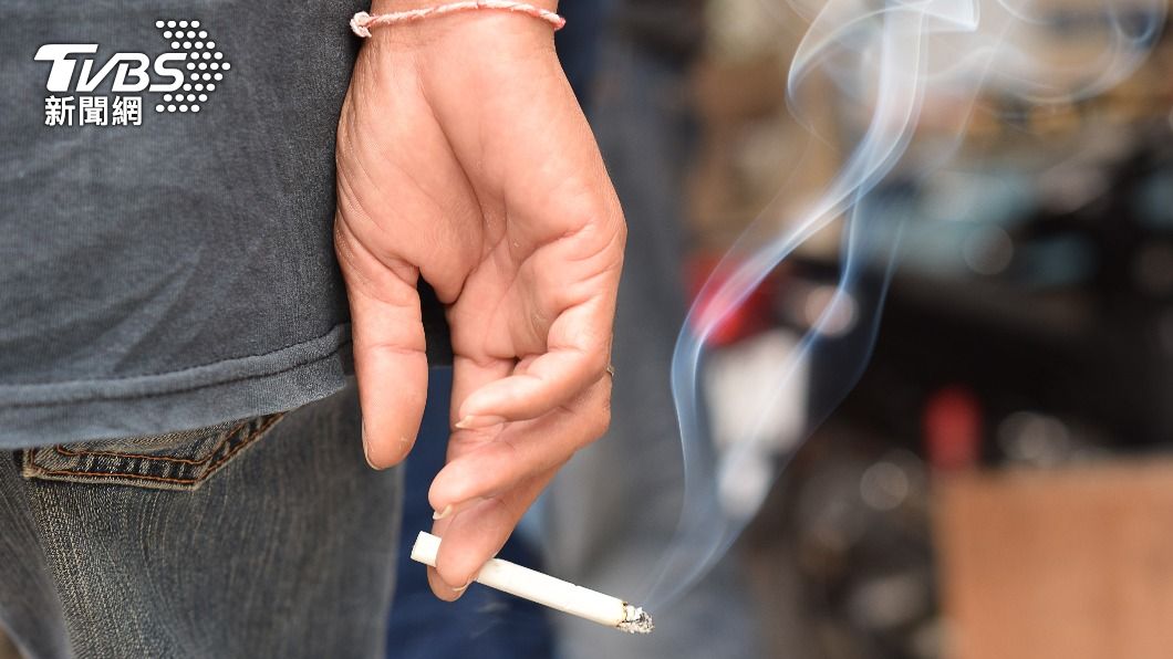 在戶外抽菸還是會帶著殘留在衣服上的三手菸回家。（示意圖／shutterstock達志影像）