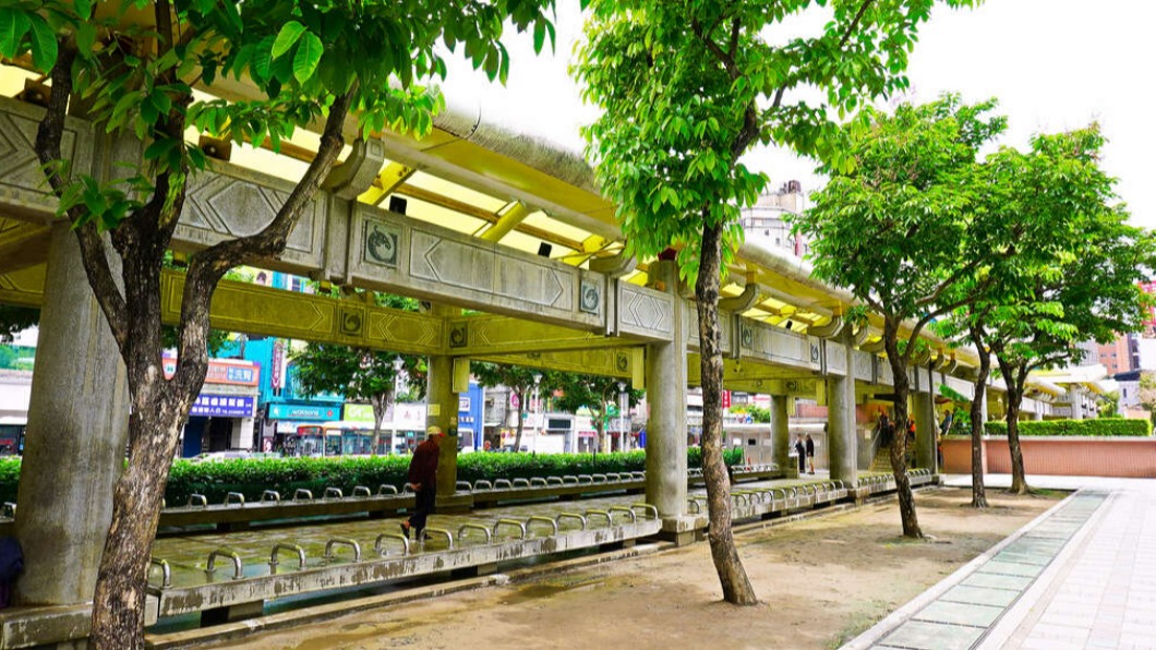 蘇女和親友相約在艋舺公園聊天,因肚子痛才去地下街廁所。(圖/台北市政府觀光傳播局)