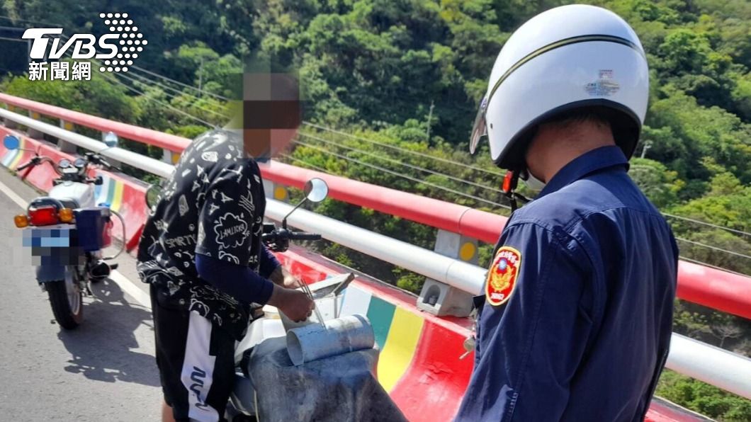 劉男見到警方巡邏立馬心虛逃逸。(圖/TVBS)
