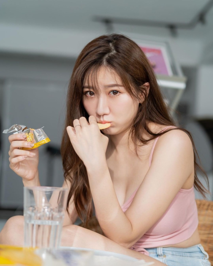 游游分享近照，肚子驚見一圈游泳圈。（圖／翻攝自mita1211 IG）