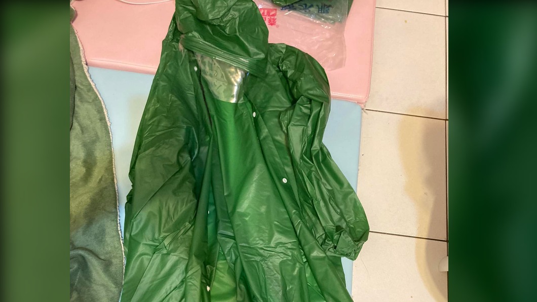 原PO網購雨衣，收到實品後整個傻住。（圖／翻攝自爆怨公社臉書）