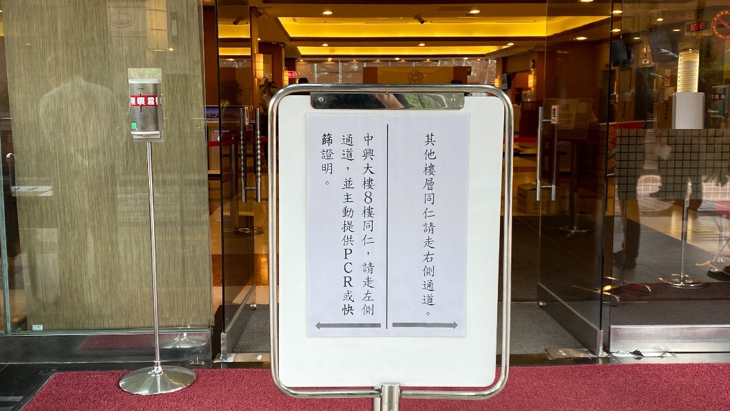 立法院在研究大樓前設置PCR或快篩檢驗收件處。（圖／TVBS）