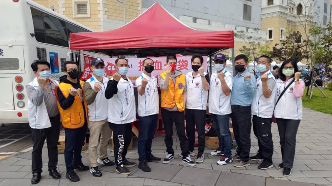 短短1天,就約有300人左右挽袖捐血。(圖/翻攝自桃園創新獅子會 游小喬臉書)