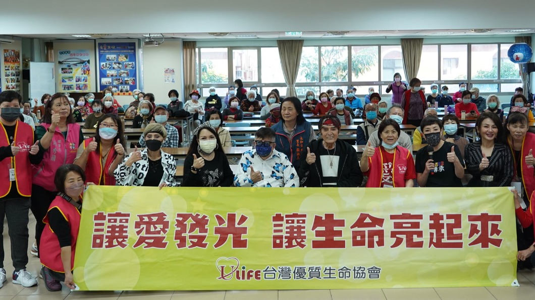 林松義(圖中白衣者)出席協會活動。(圖/翻攝自U-Life 台灣優質生命協會臉書)