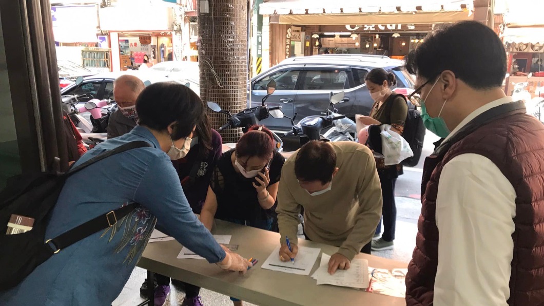 不少民眾來領取快篩。(圖/翻攝自林右昌臉書)