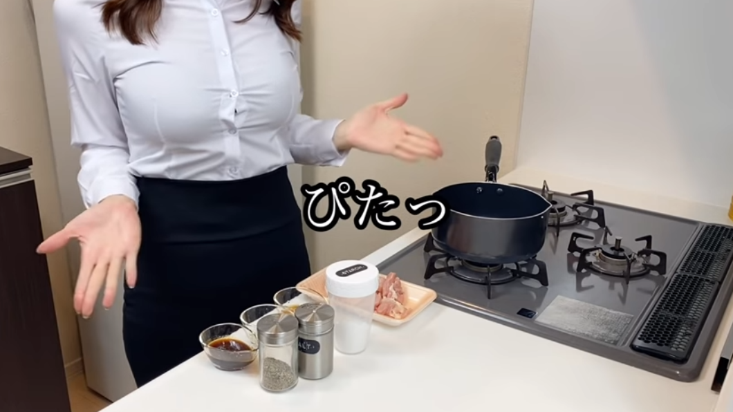 日本櫻花妹誠意滿滿。(圖翻攝自《まクッキング》YouTube)