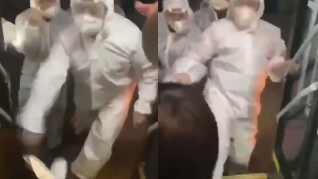 疑似武警的防疫人員對居民又踹又打。（圖／翻攝自Reddit）